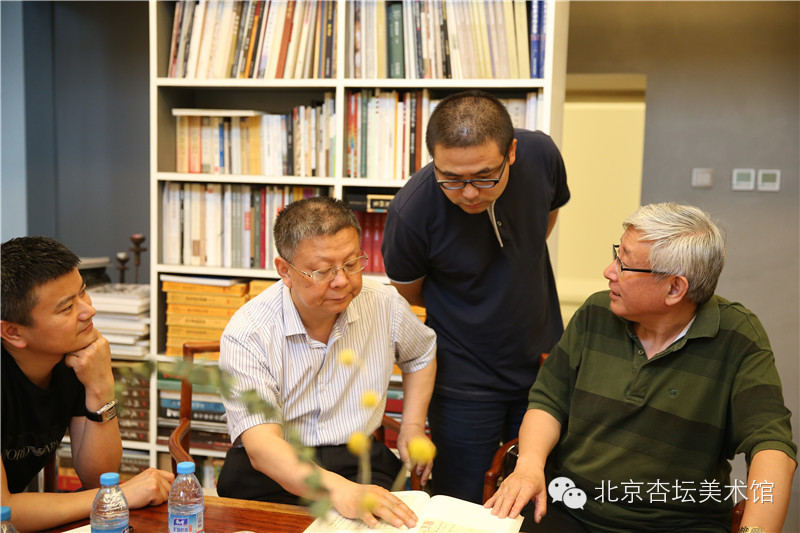 资讯|凤凰"名嘴"曹景行老师和夫人参观北京杏坛美术馆